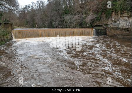 Wehr auf der Messe A Far Mill am Fluss Almond in Cramond, Edinburgh, Schottland (unscharfes Wasser für Bewegung) Stockfoto