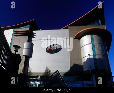 Cineworld-Kinogebäude mit Seitenansicht und Logo. Stadtzentrum von Cardiff, aufgenommen im Januar 2023. Im Winter. Stockfoto