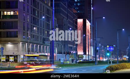 Warschau, Polen. 23. November 2022 Abendliches Stadtleben im Zentrum von Warschau. Autos auf der Straße. Straßenlaternen in der Stadt bei Nacht. Stockfoto