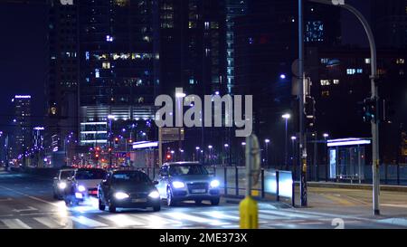 Warschau, Polen. 23. November 2022 Abendliches Stadtleben im Zentrum von Warschau. Autos auf der Straße. Straßenlaternen in der Stadt bei Nacht. Stockfoto