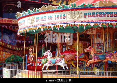 Ein Karussell, eine traditionelle britische Fahrt auf einem Jahrmarkt Stockfoto