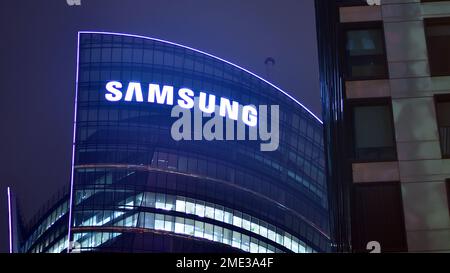 Warschau, Polen. 23. November 2022 Abendliches Stadtleben im Zentrum von Warschau. Signieren Sie Samsung. Firmenschild Samsung Stockfoto