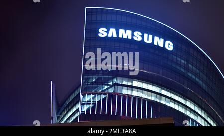 Warschau, Polen. 23. November 2022 Abendliches Stadtleben im Zentrum von Warschau. Signieren Sie Samsung. Firmenschild Samsung Stockfoto