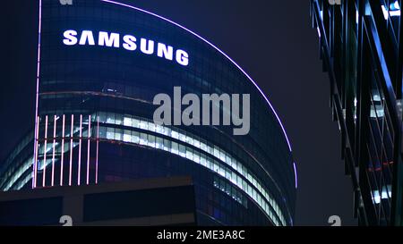 Warschau, Polen. 23. November 2022 Abendliches Stadtleben im Zentrum von Warschau. Signieren Sie Samsung. Firmenschild Samsung Stockfoto