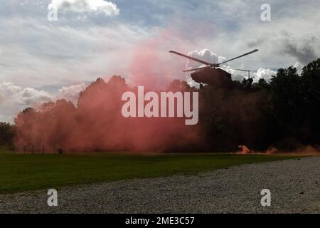 Farbiger Rauch hilft dabei, einen UH-60 Black Hawk Helikopter zur Landung zu führen, um einen Soldat abzuliefern, der am 27. Juli 2022 am „Best Warrior Competition 2022“ der Army National Guard auf dem Volunteer Training Site in Tullahoma, Tennessee, teilnimmt. Der Wettbewerb erstreckt sich über fünf körperlich und geistig anstrengende Tage, an denen 14 Teilnehmer um den Titel Soldat der Nationalgarde und nicht kommissionierter Offizier des Jahres kämpfen. Die Gewinner werden im Laufe des Jahres die Armeewache im Department of the Army Best Warrior Competition vertreten. Stockfoto