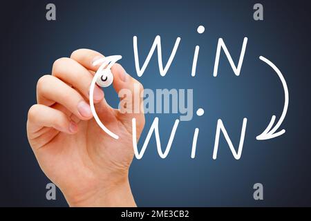 Handschriftliches Geschäftskonzept für die Win-Win-Situation mit weißem Marker auf dunkelblauem Hintergrund. Stockfoto