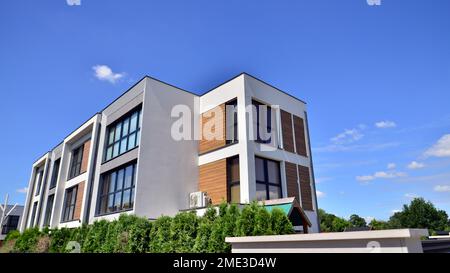 Warschau, Polen. 28. Juli 2022 Gehobenes, eingezäuntes Wohnhaus 'Zen Residence' Stockfoto