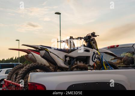 Strömstad, Schweden - August 10 2021: Zwei Husqvarna Trail-Motorräder auf dem Heck eines Pickup-Lkws. Stockfoto