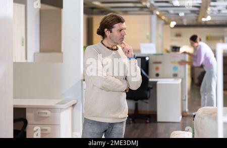 Der Mann überprüft die hohe Qualität des Sofas Stockfoto