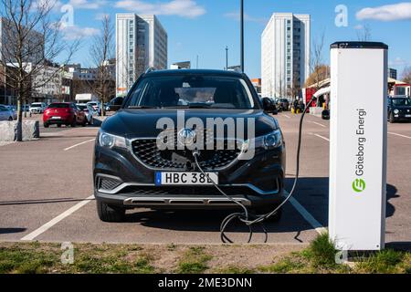 Göteborg, Schweden - April 23 2022: Schwarzer MG ZS EV-Autoladevorgang auf einem Parkplatz im Einkaufszentrum. Stockfoto