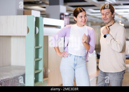 Ein Paar sucht sich neue Möbel in einem Laden aus Stockfoto