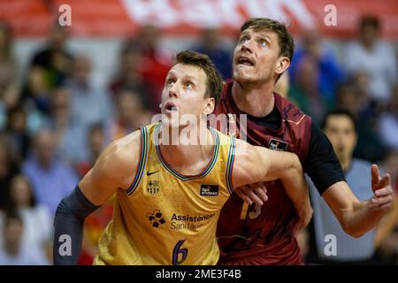 JAN VESELY und ARTEM PUSTOVYI kämpfen während des Spiels um den Ball, UCAM Murcia CB gegen BARCA, ACB, Endesa Basketball League, Basketball First Division, Stockfoto