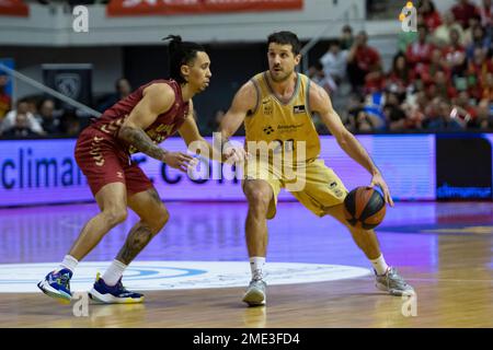 NICO LAPROVITTOLA wirft den Ball während des Spiels gegen TRAVIS TRICE, UCAM Murcia CB gegen BARCOA, ACB, Endesa Basketball League, Basketball First D. Stockfoto