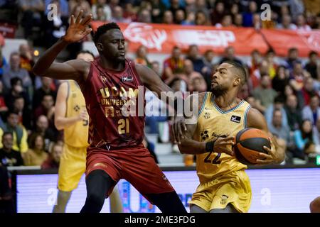 Cory Higgins läuft mit dem Ball und ILIMANE DIOP während des Spiels, UCAM Murcia CB gegen BARCOA, ACB, Endesa Basketball League, Basketball First Division Stockfoto