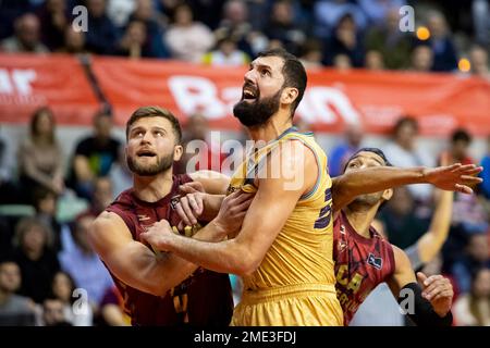 RYAN LUTHER und NIKOLA MIROTIC kämpfen während des Spiels um den Ball, UCAM Murcia CB gegen BARCAYA, ACB, Endesa Basketball League, Basketball First Division Stockfoto