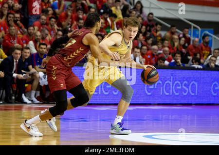 ROKAS JOKUBAITIS wirft den Ball während des Spiels gegen SADIEL ROJAS, UCAM Murcia CB gegen BARACIA, ACB, Endesa Basketball League, Basketball First Div Stockfoto