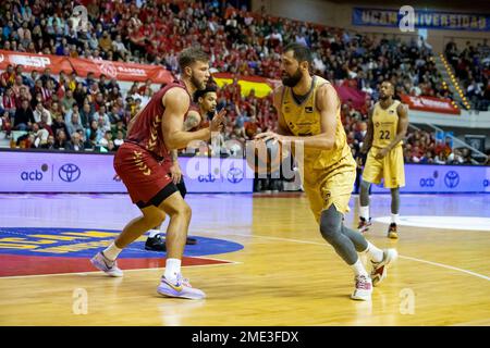 NIKOLA MIROTIC prallt gegen den Ball und RYAN LUTHER, UCAM Murcia CB gegen BARCOA, ACB, Endesa Basketball League, Basketball First Division, normal l Stockfoto