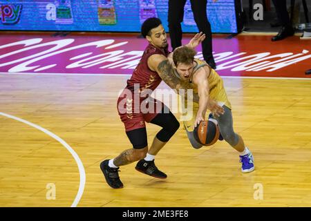 ROKAS JOKUBAITIS und JORDAN DAVIS kämpfen um den Ball während des Spiels, während des Pokalspiels, UCAM Murcia CB gegen BARACA, ACB, Endesa Basketball League, Stockfoto