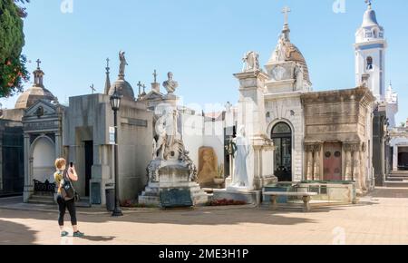 Eine Frau fotografiert mit einem Smartphone auf dem Friedhof von Recoleta, Buenos Aires, Argentinien Stockfoto