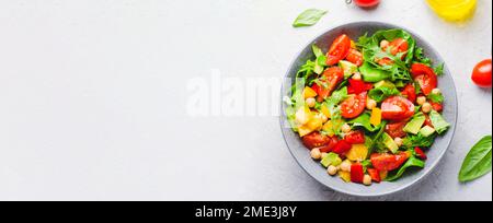 Gemüsesalat, vegetarischer Salat mit Kichererbsen, Avocado, Paprika, Spinat, Kirschtomaten in einer Schüssel, gesunde Ernährung Stockfoto