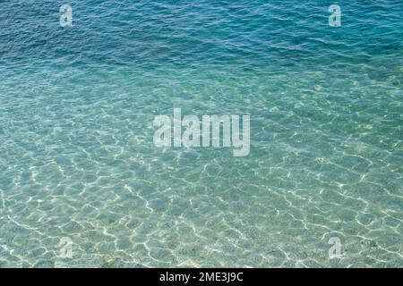 Meerwasseroberfläche, Sonnenstrahlen auf der Wasseroberfläche, Draufsicht Stockfoto