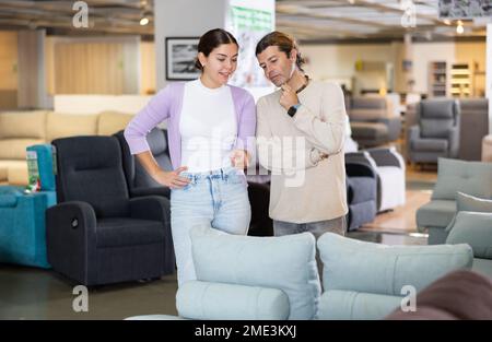 Ein Paar sucht sich neue Möbel in einem Laden aus Stockfoto