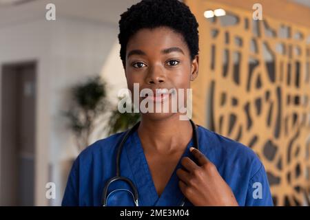 Porträt einer lächelnden afroamerikanischen Ärztin im Krankenhauskorridor Stockfoto