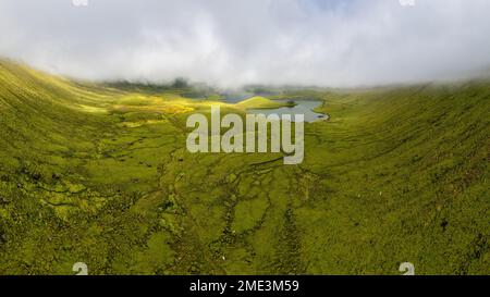 Natürliche Landschaft, Panoramablick. Wunderschöne Lagune im vulkanischen Caldeirao-Krater und auf Corvo Island, Azoren, Portugal. Natur und Wissenschaft Stockfoto