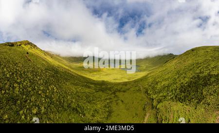 Natürliche Landschaft, Panoramablick. Wunderschöne Lagune im vulkanischen Caldeirao-Krater und auf Corvo Island, Azoren, Portugal. Natur und Wissenschaft Stockfoto