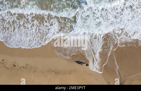 Aus der Luftdrohne aus Sicht von Pernon auf Sand am Strand. Stürmische Wellen, idyllischer Strand im Winter. Stockfoto