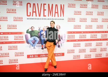 München, Deutschland. 23. Januar 2023. Die Schauspielerin Martina Hill zeigt sich bei der Premiere des Films „Caveman“ auf dem roten Teppich in der Astor Filmlounge im ARRI. Kredit: Felix Hörhager/dpa/Alamy Live News Stockfoto