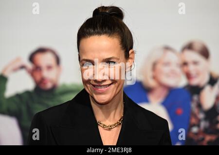 München, Deutschland. 23. Januar 2023. Die Schauspielerin Alexandra Neldel zeigt sich bei der Premiere des Films „Caveman“ auf dem roten Teppich in der Astor Filmlounge im ARRI. Kredit: Felix Hörhager/dpa/Alamy Live News Stockfoto