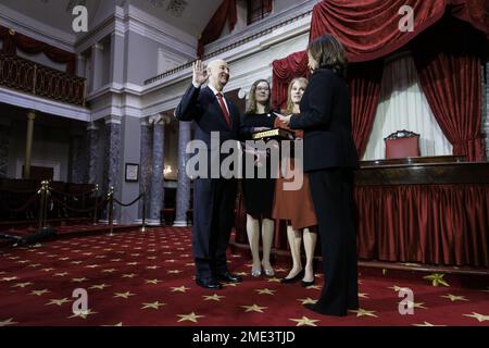 Washington, Usa. 23. Januar 2023. US-Vizepräsident Kamala Harris leistet feierlich am Montag, den 23. Januar 2023, den Amtseid an Senator Pete Ricketts in der Alten Senatskammer im US-Kapitol in Washington, DC. Ricketts wurde vom Gouverneur des Bundesstaates als Nachfolger des Republikanischen Ben Sasse ausgewählt. Foto von Ting Shen/ Kredit: UPI/Alamy Live News Stockfoto