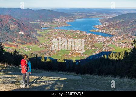 Deutschland, Bayern, Rottach-Egern, weibliche Wanderer, die den Blick auf den Tegernsee und die umliegenden Städte vom Gipfel des Wallbergs bewundern Stockfoto