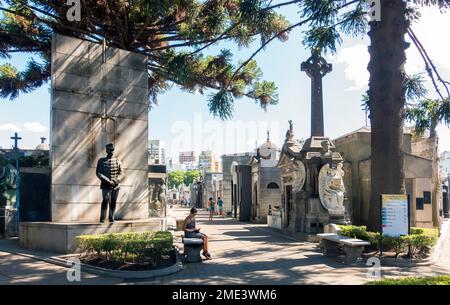 Menschen auf dem Recoleta Friedhof, Buenos Aires, Argentinien Stockfoto