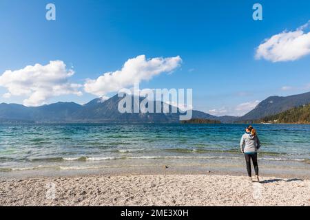 Deutschland, Bayern, Wanderer am Walchensee Stockfoto