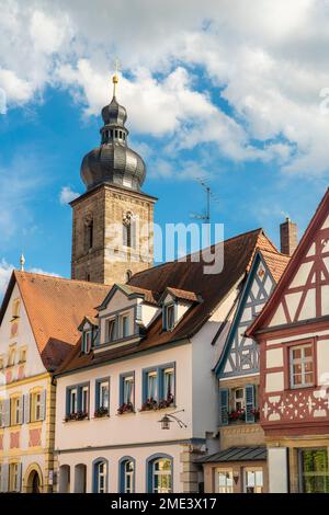 Deutschland, Bayern, Forchheim, historische Häuser mit Glockenturm von St. Die Martin-Kirche im Hintergrund Stockfoto