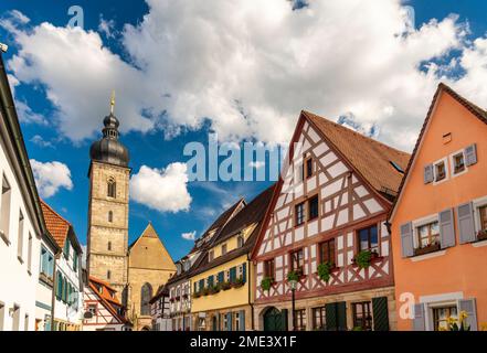 Deutschland, Bayern, Forchheim, historische Häuser mit Glockenturm von St. Die Martin-Kirche im Hintergrund Stockfoto