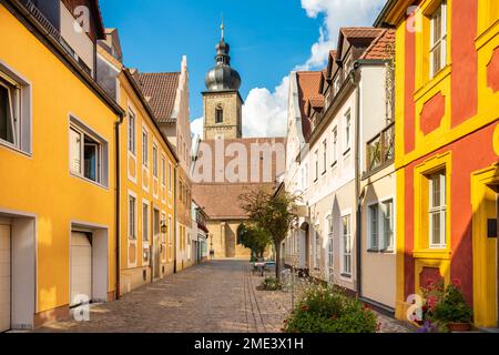 Deutschland, Bayern, Forchheim, Häuser entlang der Kopfsteinpflastergasse mit St. Die Martin-Kirche im Hintergrund Stockfoto