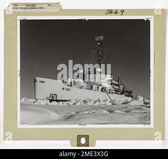 Arktis-Resupply-Mission. Eine Nahaufnahme der Eisbrecherin WESTWIND der Küstenwache, gefangen in schweren Eisschollen unter dem Druck des hohen Nordwinds, fünf Meilen von ihrem Ziel entfernt Wetterstation Alarm, im Nordosten und von Ellsmere Island (Breitengrad 82 - 31' N; lang. 61 - 37'W), 450 km vom Nordpol entfernt. Vom 1. Bis 10. September war die WESTWIND unfähig, sich aus ihrem eisigen Gefängnis zu befreien. Ihre Backbord-Schraube wurde beschädigt, als sie versuchte, schweres Eis zu durchbrechen, während sie auf dem Weg zu dieser Position ihrer Reise war. Bei dem Versuch, das Schiff zu befreien, versuchte die Crew, die sechs Triebwerke der WESTWIND mit laufen zu lassen Stockfoto