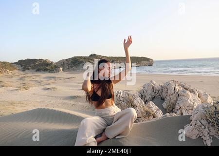 Junge Frau, die sich am Strand in Patara und Turkiye posiert Stockfoto