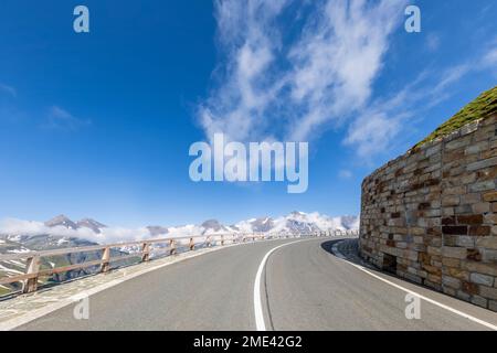 Österreich, Kärnten, Großglockner Hochalpenstraße mit verschiedenen Gipfeln im Hintergrund Stockfoto