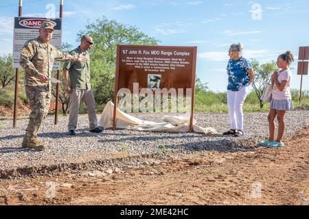 Generalmajor Anthony R. Hale, USA Army Intelligence Center of Excellence und Fort Huachuca kommandierender General enthüllen und widmen mit Hilfe der Familie des 1. Leutnant John R. Fox, einem Buffalo Soldier und Ehrenmedaillenempfänger, die östliche Reichweite der Anlage als 1LT John R. Fox Multi-Domain Operations Range Complex, Juli 27. Stockfoto