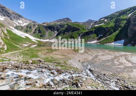 Österreich, Kärnten, Nassfeld Wasserfall und Stausee Stockfoto