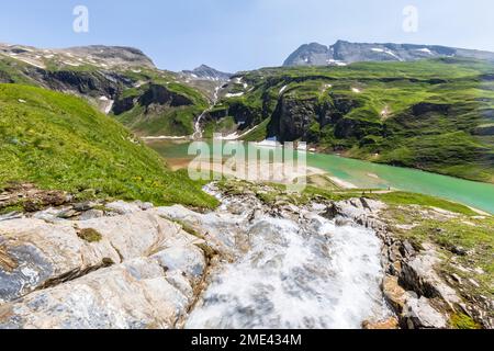 Österreich, Kärnten, Nassfeld Wasserfall und Stausee Stockfoto