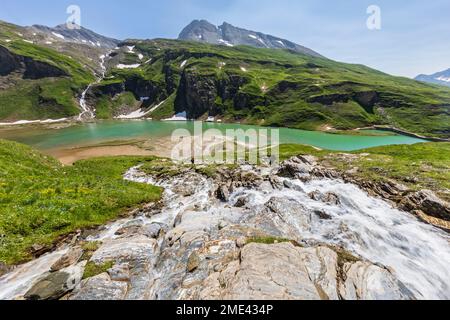 Österreich, Kärnten, Nassfeld Wasserfall und Stausee Stockfoto