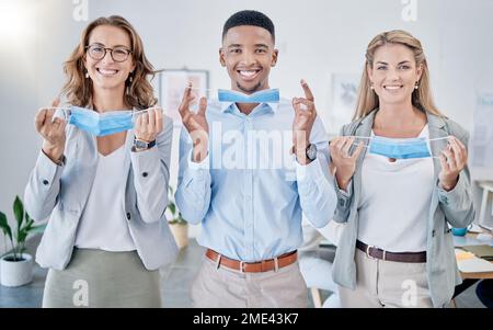 Büroteam, Gruppenporträt und Maske mit Lächeln, Sicherheit und Gesundheit, um covid 19 am Arbeitsplatz zu stoppen. Geschäftsleute, Vielfalt und Zufriedenheit mit Stockfoto