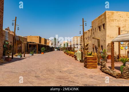 Saudi-Arabien, Al-Ula, leere Straße in der Wüstenstadt Stockfoto