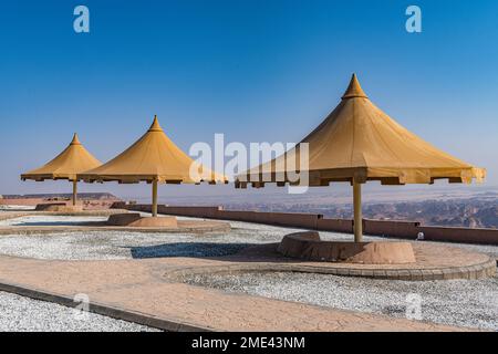 Saudi-Arabien, Al-Ula, Vordächer entlang des Aussichtspunkts Stockfoto