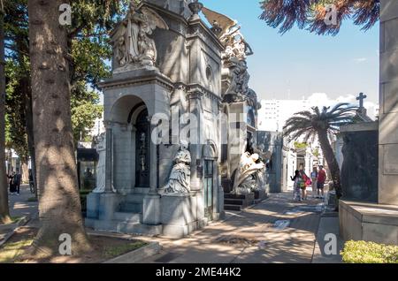 Menschen auf dem Recoleta Friedhof, Buenos Aires, Argentinien Stockfoto